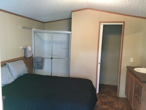 Comfort Studio, 1 Double Bed | WiFi (free), bed sheets - Palmetto Oasis RV Resort (Sweeny)