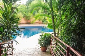 Outdoor pool, pool umbrellas, sun loungers - La Cour Hotel Apartments (Lagos)
