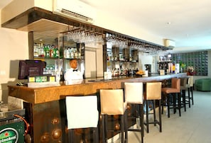Outdoor pool, pool umbrellas, sun loungers - La Cour Hotel Apartments (Lagos)