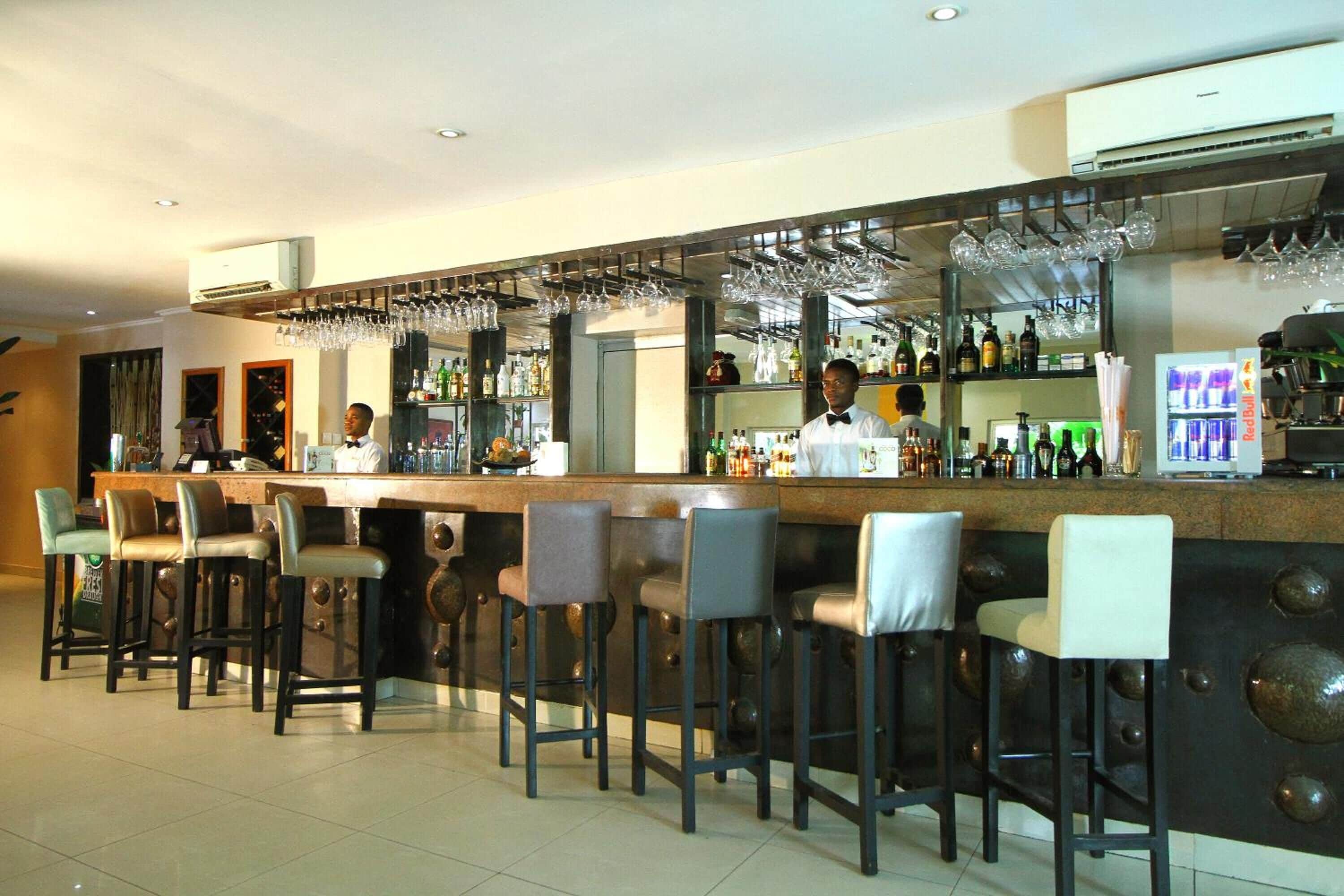 Außenpool, Sonnenschirme, Liegestühle