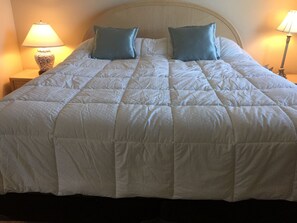 3 bedrooms, in-room safe, iron/ironing board, WiFi - Gorgeous Lake Views Sleeps 6, 3 BR/2B 1st fl Corner NEW Home  4mi  Beach  5thAve (Naples)