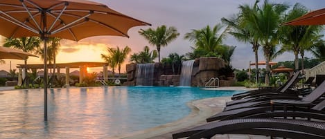 Utomhuspool och uppvärmd pool