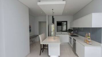 Oven, dishwasher, cookware/dishes/utensils