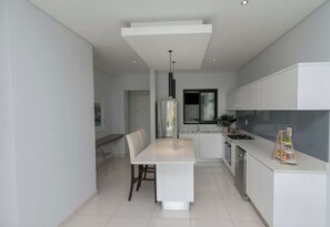 Oven, dishwasher, cookware/dishes/utensils