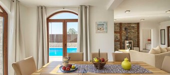 Charming 3-BR villa with private pool close to beaches