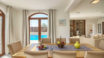 Charming 3-BR villa with private pool close to beaches