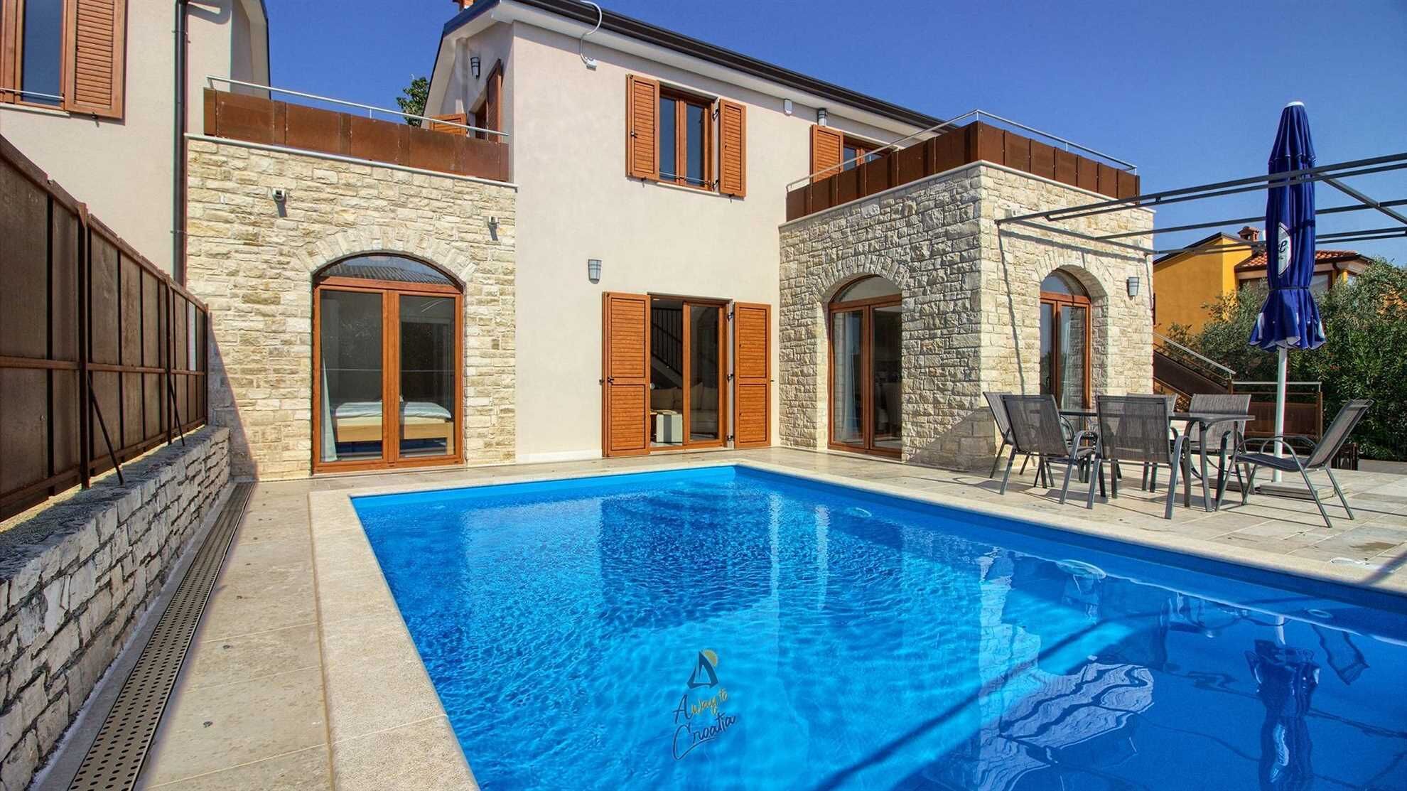 Una piscina al aire libre, tumbonas