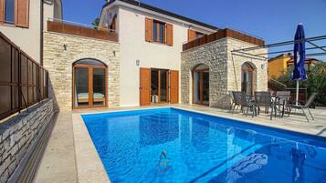 Utendørsbasseng og solsenger