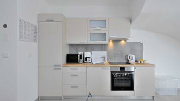 Kühlschrank, Mikrowelle, Ofen, Geschirrspüler