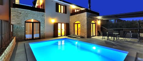 Piscina all'aperto, lettini