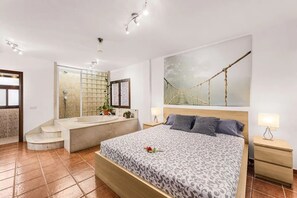 3 slaapkamers, een strijkplank/strijkijzer, gratis wifi, beddengoed