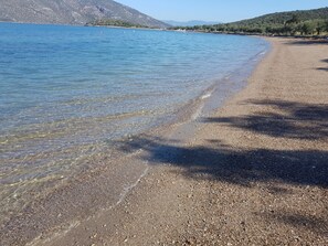 På stranden, solsenger og strandhåndklær