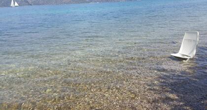 Das Haus liegt am Strand und ist nur 1 Gehminute entfernt.