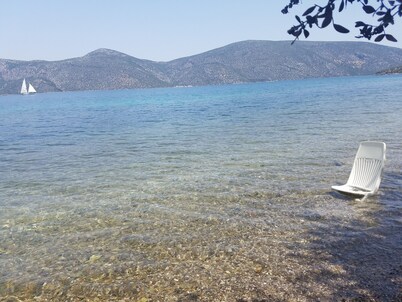 La casa está situada en la playa y está a solo 1 minuto a pie.