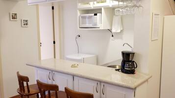 Geladeira, micro-ondas, cooktop, cafeteira/chaleira