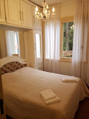 2 bedrooms, iron/ironing board, WiFi, bed sheets