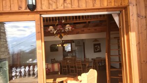 L’intérieur d’une cabane en bois comprend un coin repas, une cuisine et un escalier.