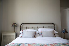 3 bedrooms, iron/ironing board, travel crib, free WiFi - Delightful, Dog-Friendly Cottage in Millbrook, Cornwall near the coast (Millbrook)