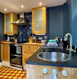 Fridge, microwave, oven, stovetop - Delightful, Dog-Friendly Cottage in Millbrook, Cornwall near the coast (Millbrook)