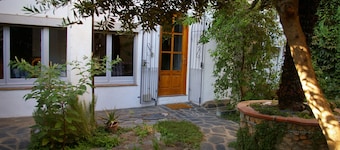 House with garden in the center of Figueres