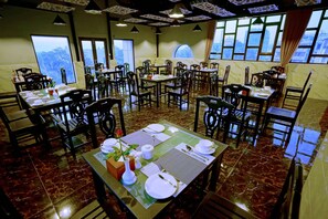 Se sirven desayunos, almuerzos y cenas; cocina local e internacional