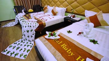 Habitación triple Deluxe, 2 habitaciones | Minibar, caja de seguridad en la habitación, escritorio y wifi gratis