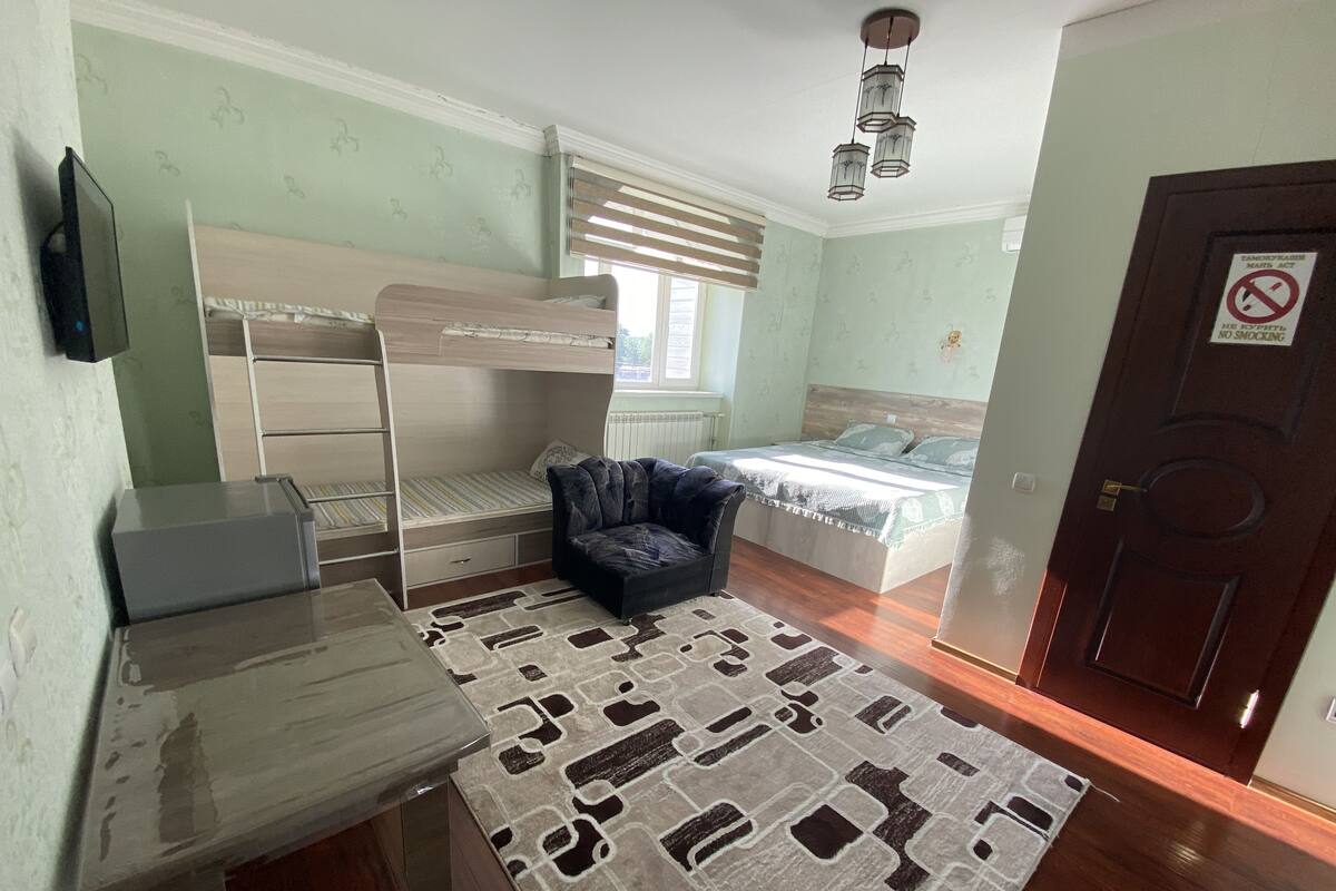 Family Room | Peti besi dalam bilik, meja, ruang kerja komputer riba