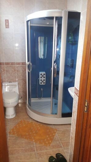 Comfort Double Room | Bathroom | Free toiletries, hair dryer, slippers, towels - Pamir Hotel-Hostel (Dushanbe)