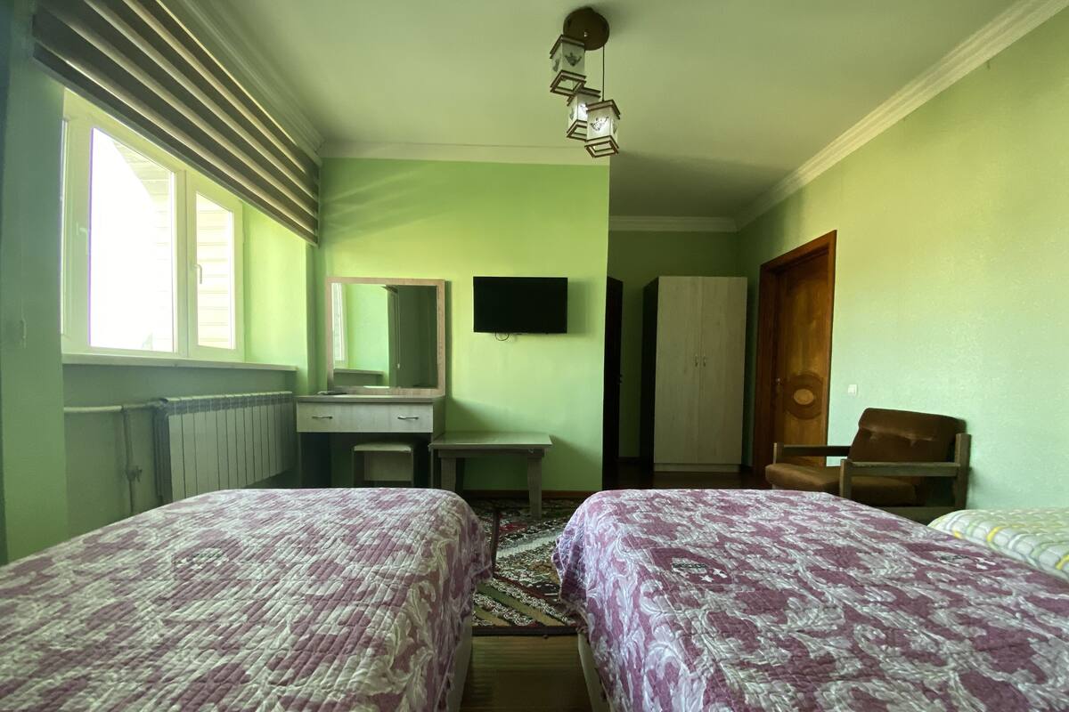 Standard Twin Room | Peti besi dalam bilik, meja, ruang kerja komputer riba