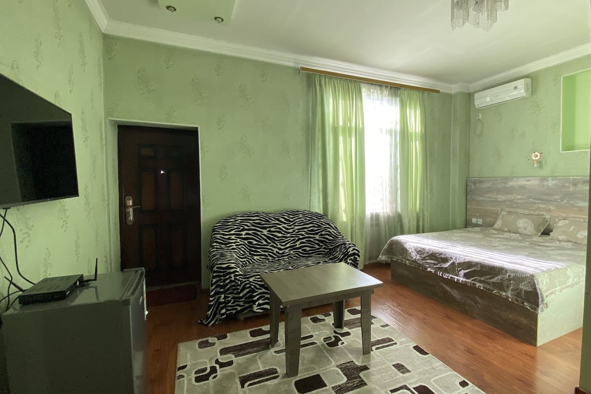 Luxury Double Room, Balcony, Garden View | Peti besi dalam bilik, meja, ruang kerja komputer riba
