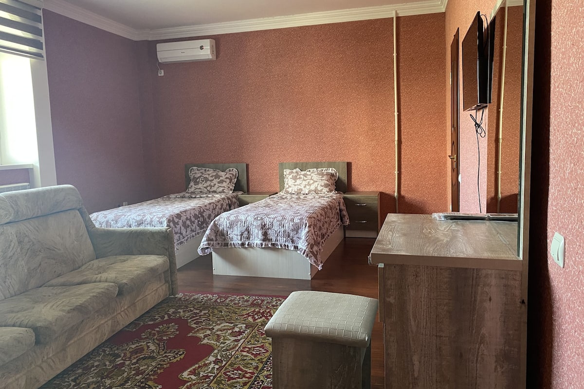 Standard Quadruple Room | Peti besi dalam bilik, meja, ruang kerja komputer riba