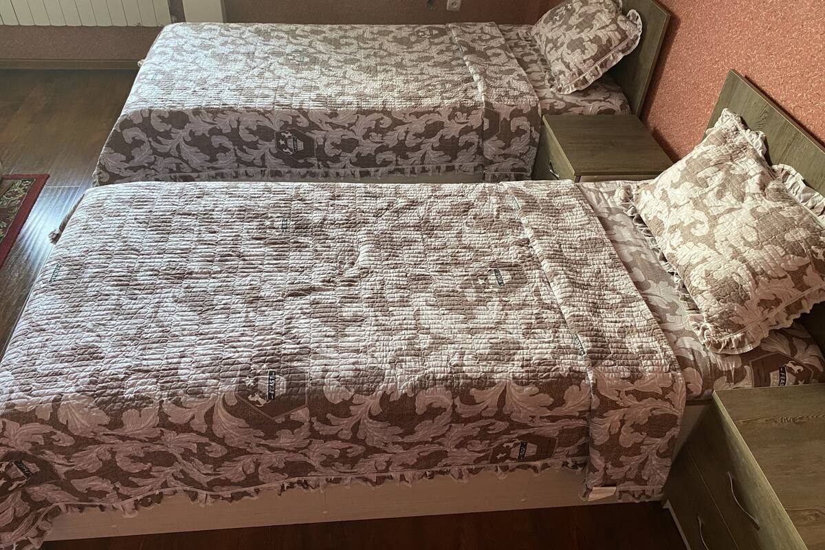 Standard-Dreibettzimmer | Zimmersafe, Schreibtisch, laptopgeeigneter Arbeitsplatz