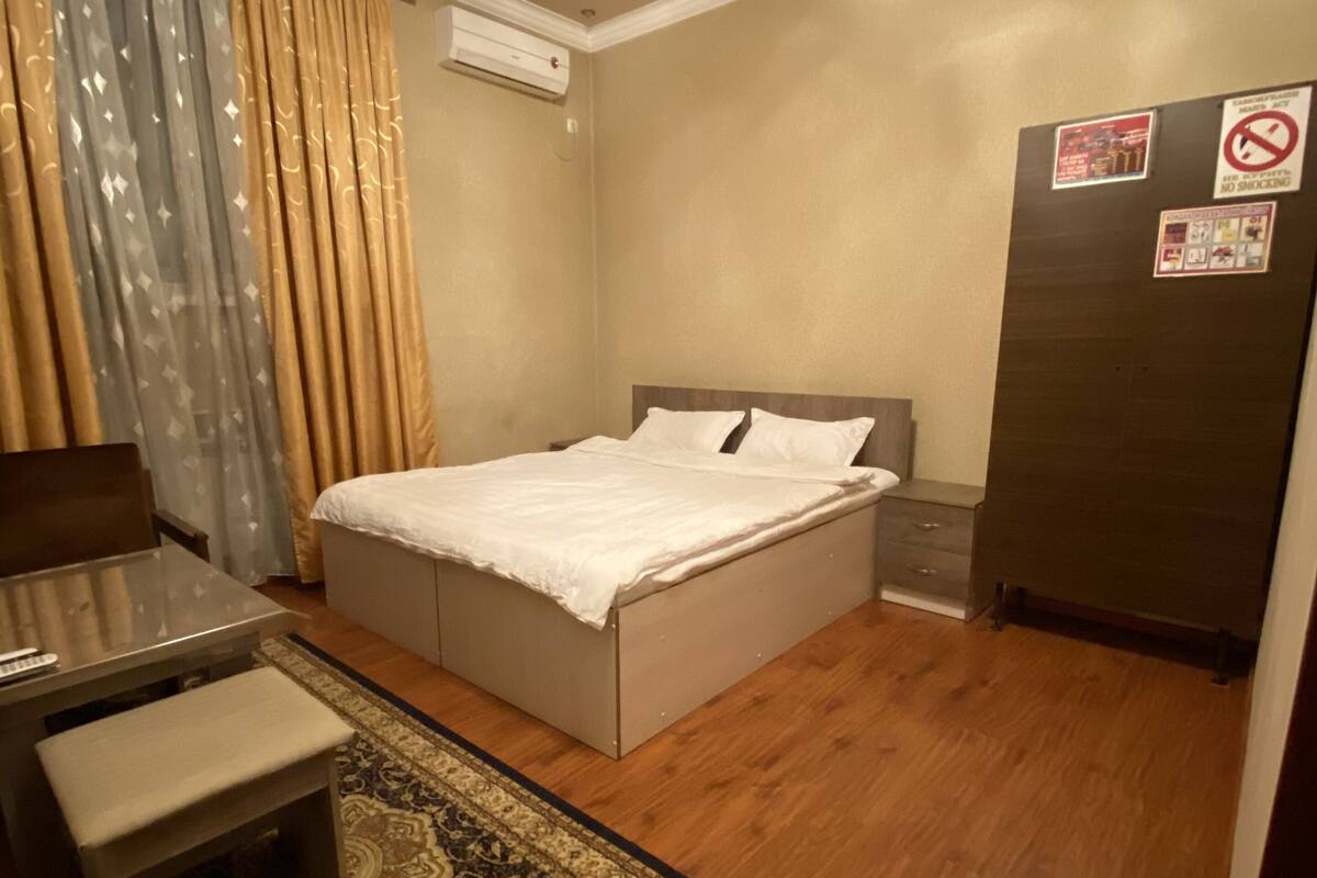 Comfort-Doppelzimmer | Zimmersafe, Schreibtisch, laptopgeeigneter Arbeitsplatz