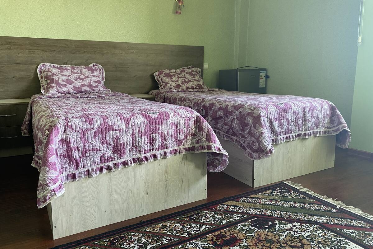 Comfort-Doppel- oder -Zweibettzimmer, 2 Einzelbetten, Badewanne | Zimmersafe, Schreibtisch, laptopgeeigneter Arbeitsplatz