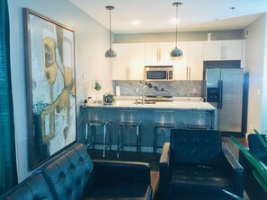 Frigorifero, microonde, lavastoviglie, macchina per tè/caffè