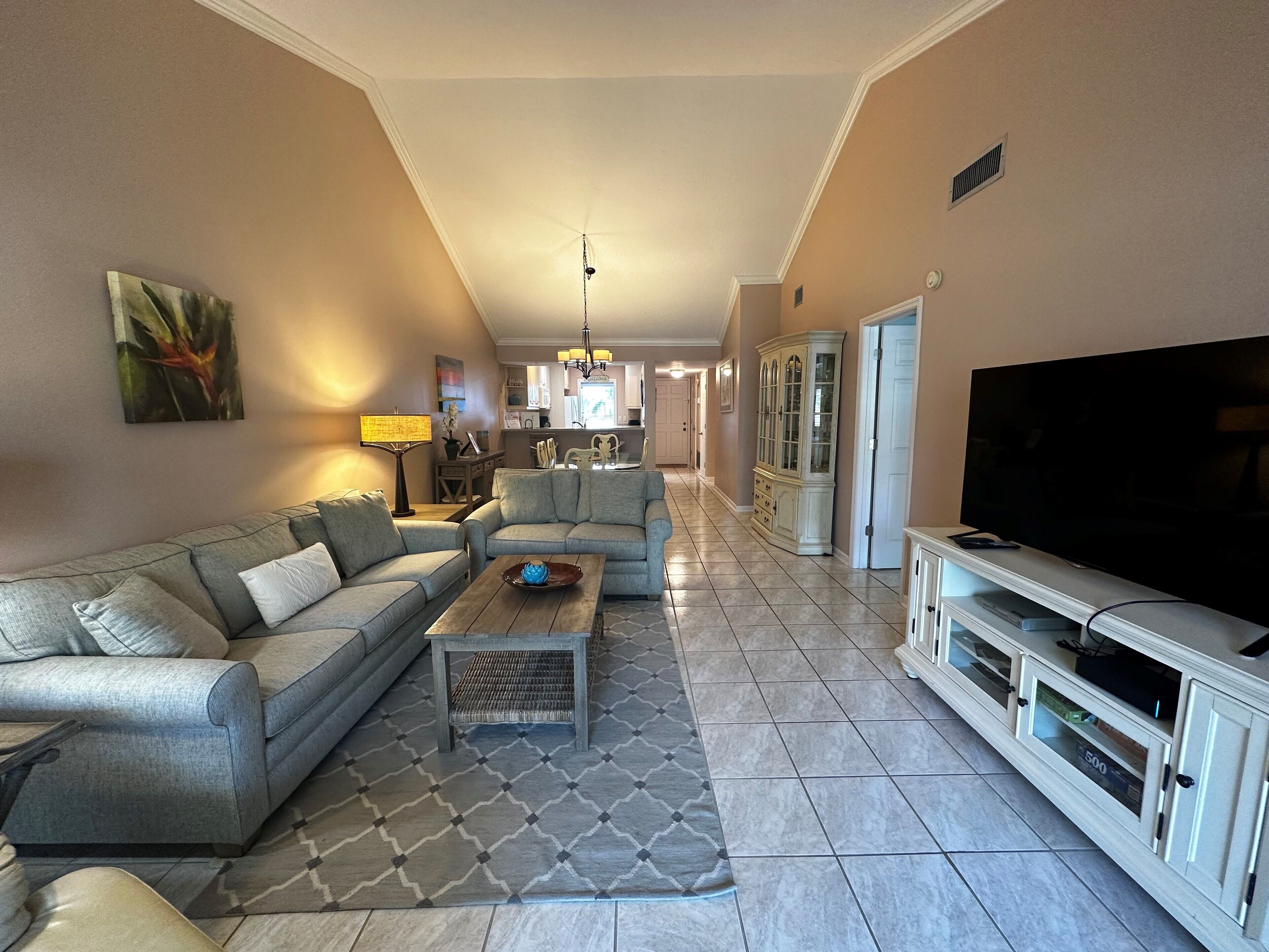Ein Wohnzimmer mit Sofa, Couchtisch und TV-Schrank.