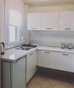 Refrigerador, tetera eléctrica, tostadora y utensilios de cocina 