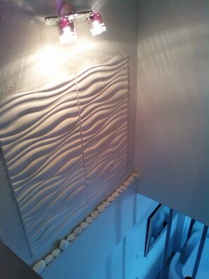 Secadora de cabello, toallas, jabón, shampoo 