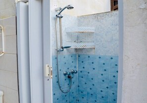 تجهيزات دش، مجففات شعر، مراحيض شطف، ورق حمّام