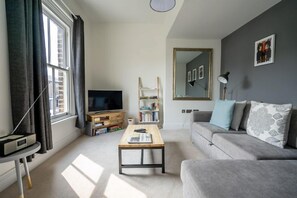 TV - 123 Nunnery Lane - sleeps 3 guests  in 1 bedroom (York)