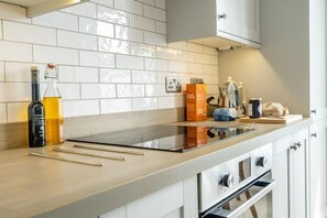 Fridge, microwave, stovetop, dishwasher - 123 Nunnery Lane - sleeps 3 guests  in 1 bedroom (York)