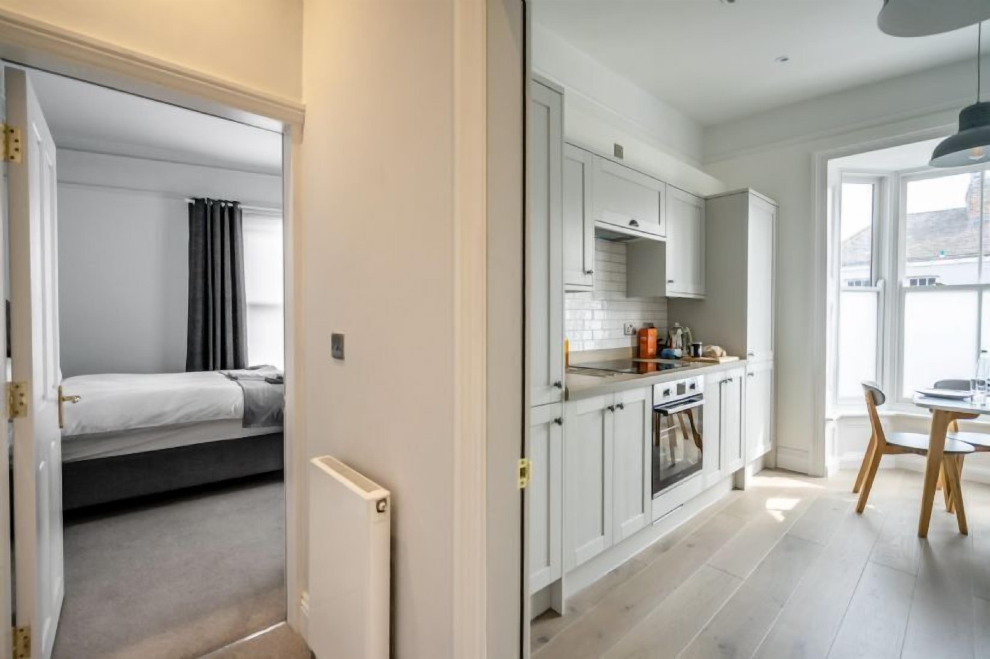 Kylskåp, mikrovågsugn, spishäll och diskmaskin