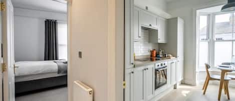 Kylskåp, mikrovågsugn, spishäll och diskmaskin