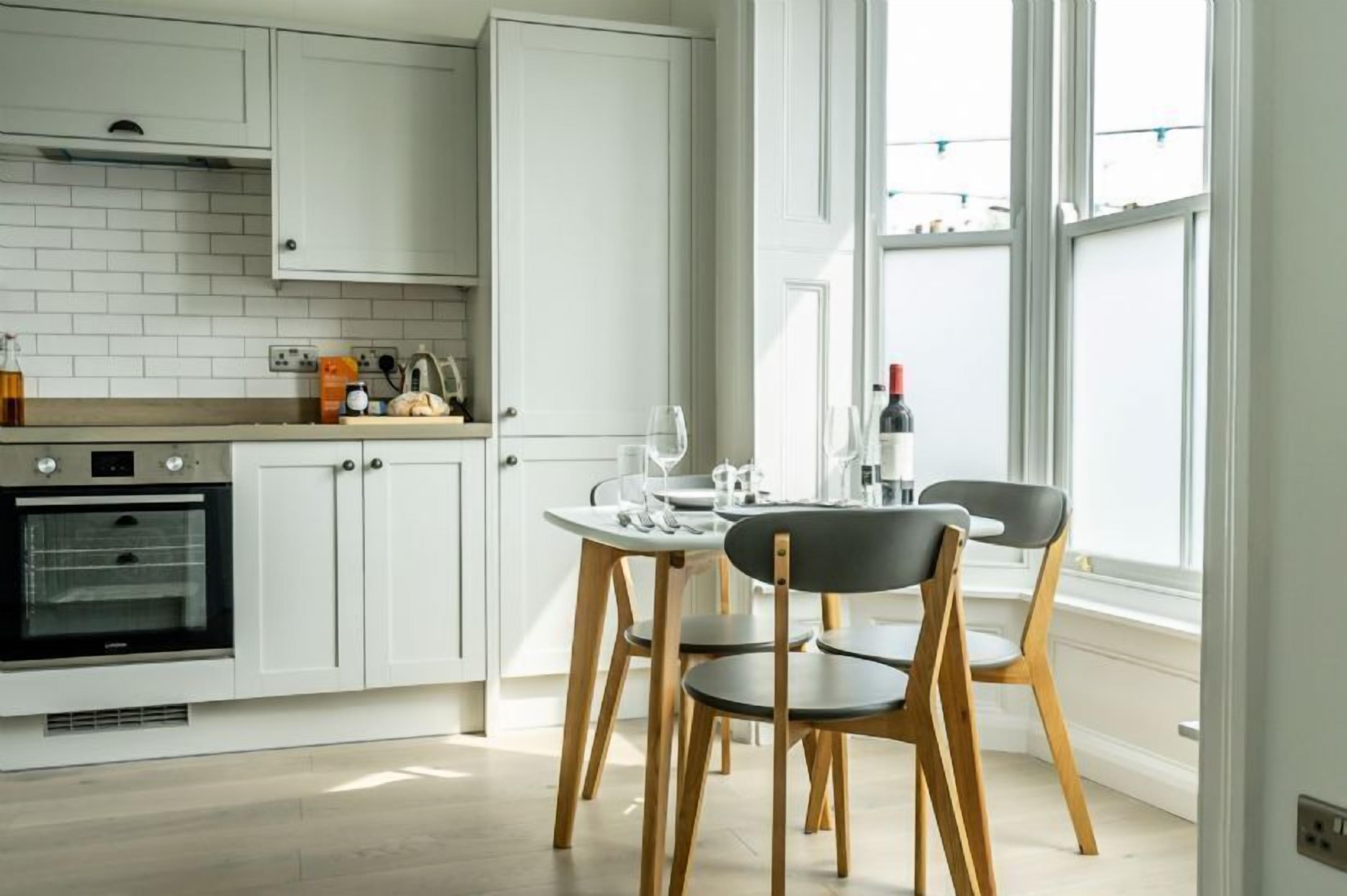 Een koelkast, een microgolfoven, een kookplaat, een vaatwasser