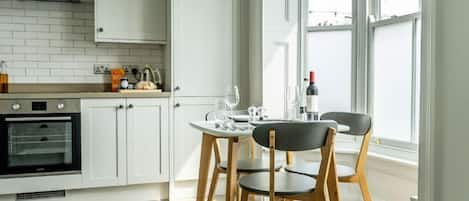 Refrigerador, microondas, placa de cocina, lavavajillas