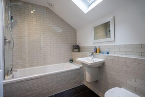 Combined shower/tub, hair dryer, towels