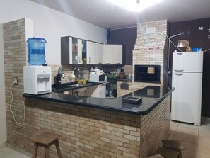 Fridge, microwave, oven, stovetop - House with 1 suite, 1 bedroom and pool in Foz do Iguaçu. (Jardim Dona Fatima Osman)