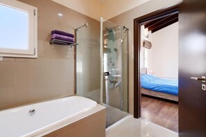 Doccia, asciugacapelli, bidet, asciugamani