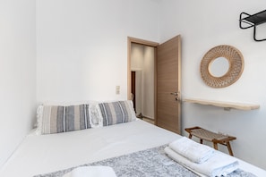 2 bedrooms, desk, iron/ironing board, WiFi