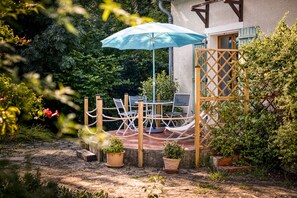 Outdoor dining - Surrounded by forests, foothills & rivers, spacious Gite in the Cathare Country (Albières)